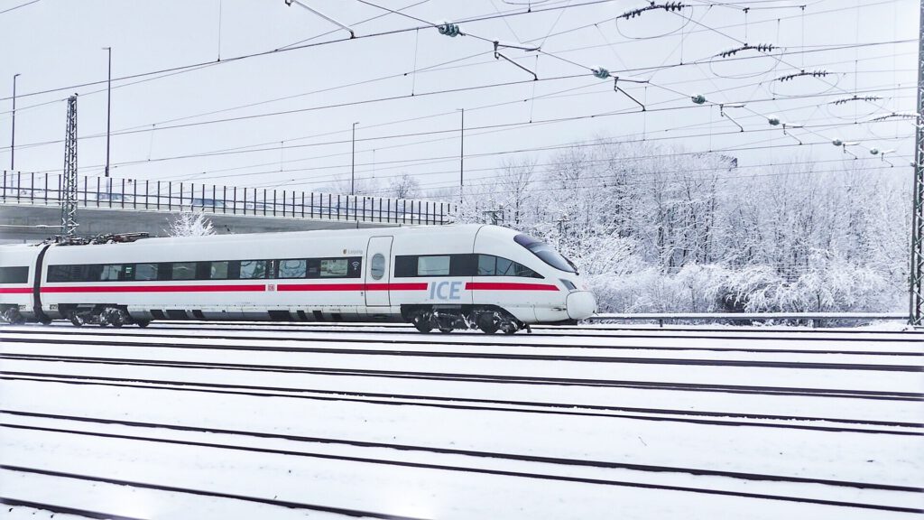 Deutsche Bahn mit ICE im Schnee